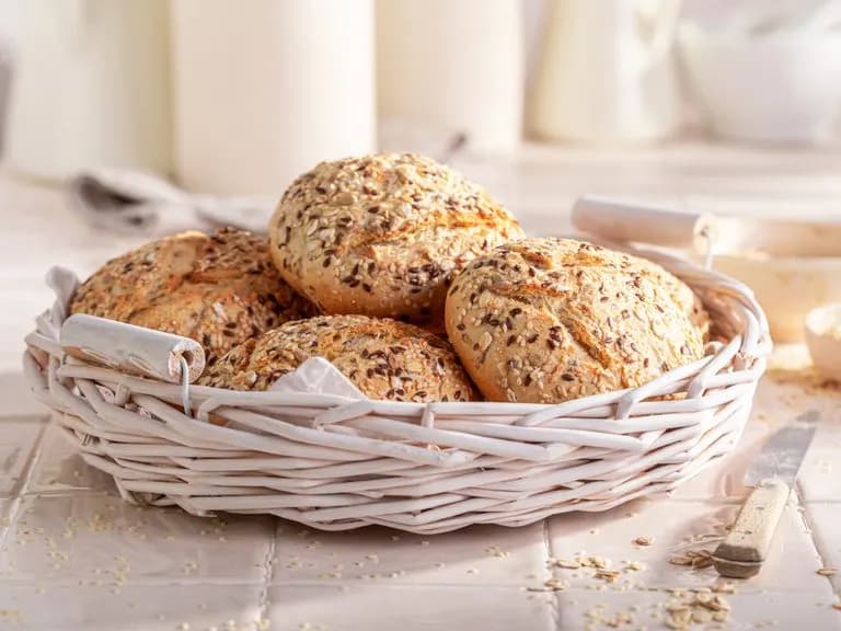 Ile kalorii ma bułka fitness? Odkryj zaskakujące różnice!