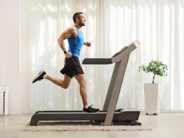 Jak robić cardio na bieżni, aby szybko poprawić kondycję i spalić tłuszcz