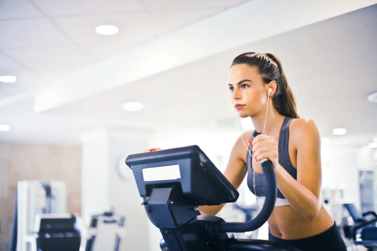 Ile kcal spala cardio? Sprawdź, jak efektywnie spalać kalorie