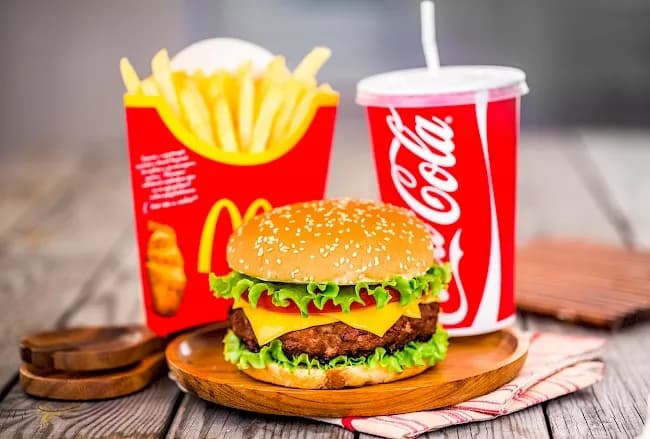Ile kalorii ma cheeseburger w McDonald's? Zaskakujące fakty o kaloriach